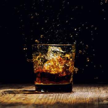 Брызги алкоголя из стакана
